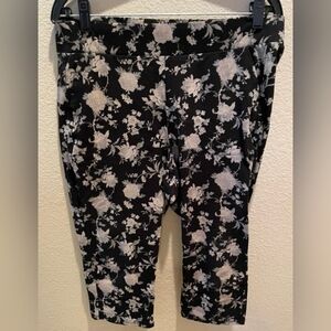 Torrid Black and Cream Floral Capri